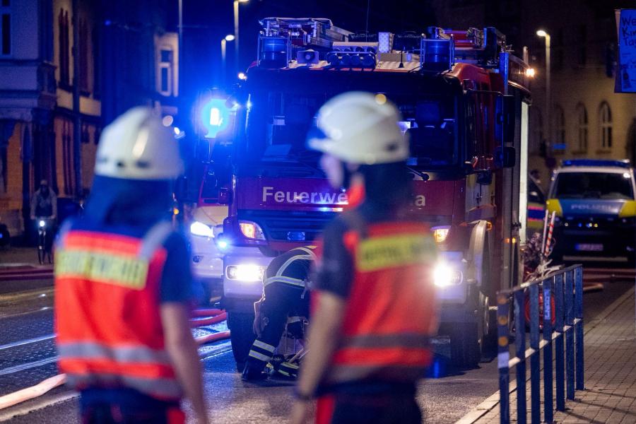 Zwei Feuerwehrmänner während des Einsatzes