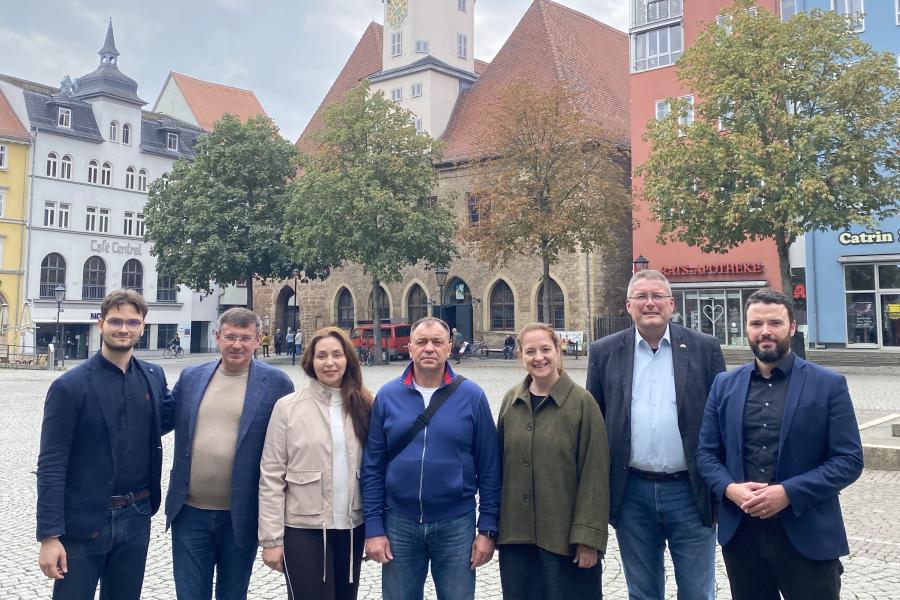 7 Personen vor dem Rathaus Jena