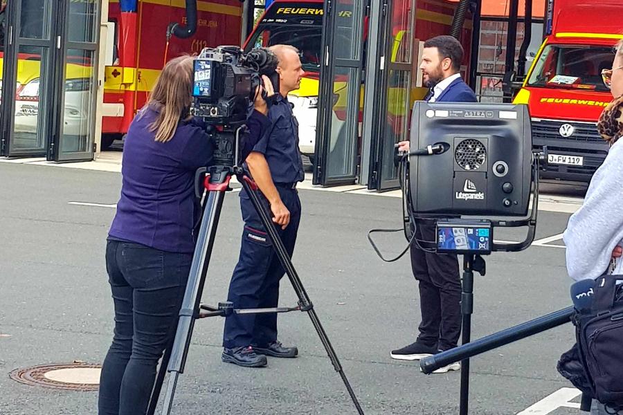 Bürgermeister Koppe und Feuerwehrmann Dietz im Gespräch, gefilmt vom MDR.