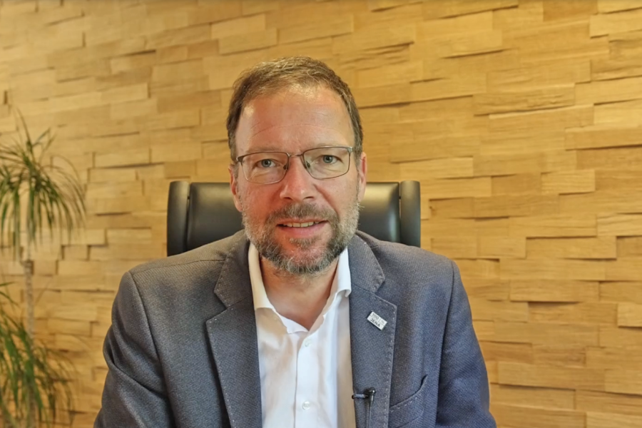 Oberbürgermeister Dr. Thomas Nitzsche schaut in die Kamera.