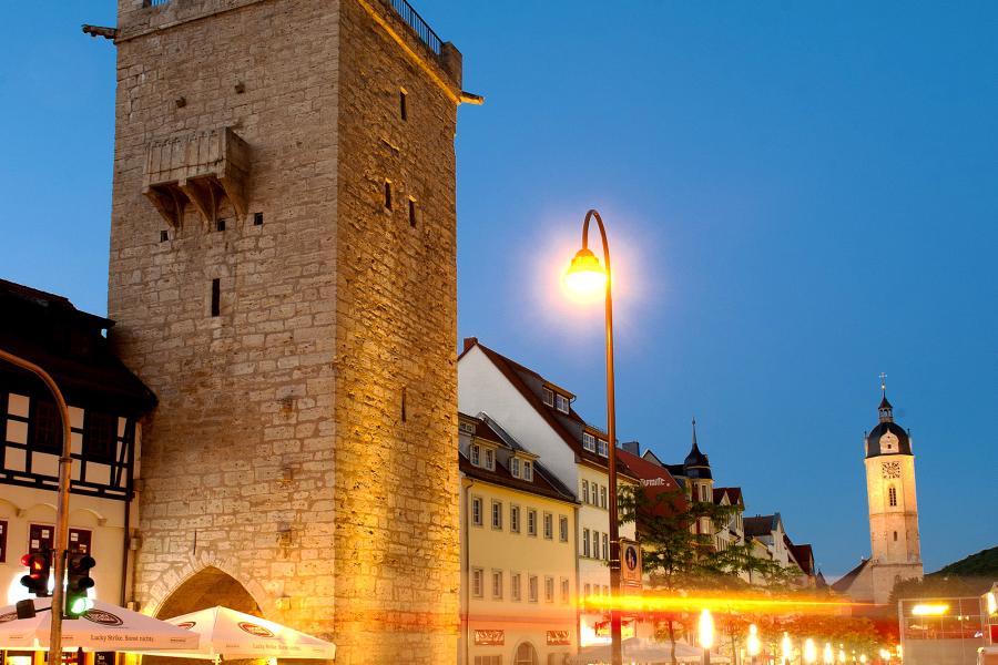 Blick auf das Johannistor in Jena am Abend