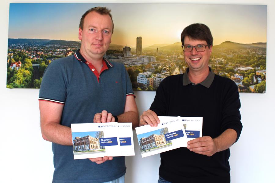 atrick Werner (Projektleitung Büromarktbericht, l.) und Markus Henkenmeier (Prokurist,r.) von JenaWirtschaft zeigen den Büromarktbericht 2025