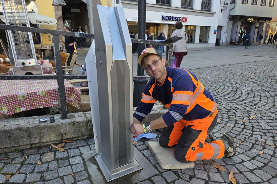 Daniel Peter vom Kommunalservice Jena schaltet den Trinkwasserspender auf dem Markt ab.
