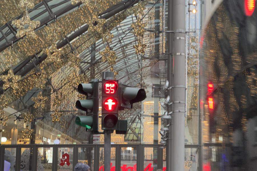 Eine Ampel mit Rest-Rot-Anzeige am Teichgraben-Schillerstraße