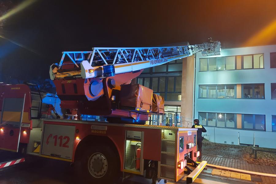 Feuerwehrauto mit ausgefahrener Drehleiter vor der Heinrich-Heine-Schule