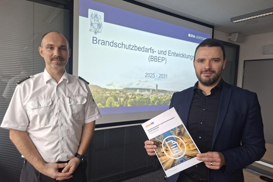 Nick Ludwig und Benjamin Koppe schauen in die Kamera.