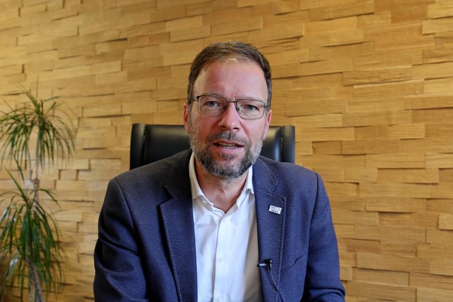 Oberbürgermeister Thomas Nitzsche spricht in einer Kamera.
