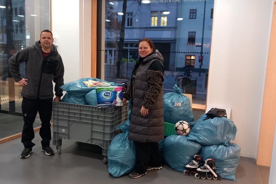 Zwei Personen mit Sachspenden