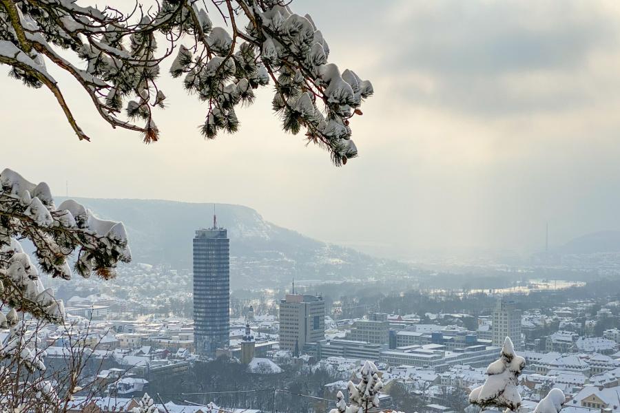Blick vom Landgrafen auf das winterliche Jena.