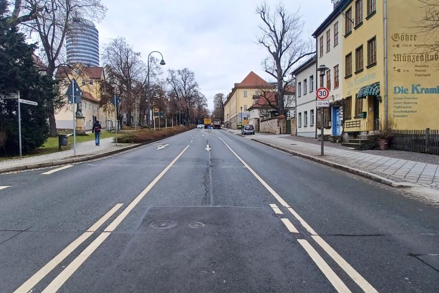 Blick auf eine sanierungsbedürftige Straße