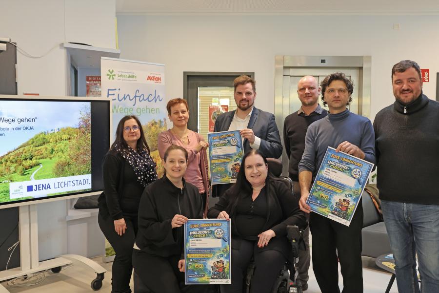 Gruppenfoto zum Projektauftakt Einfach Wege gehen