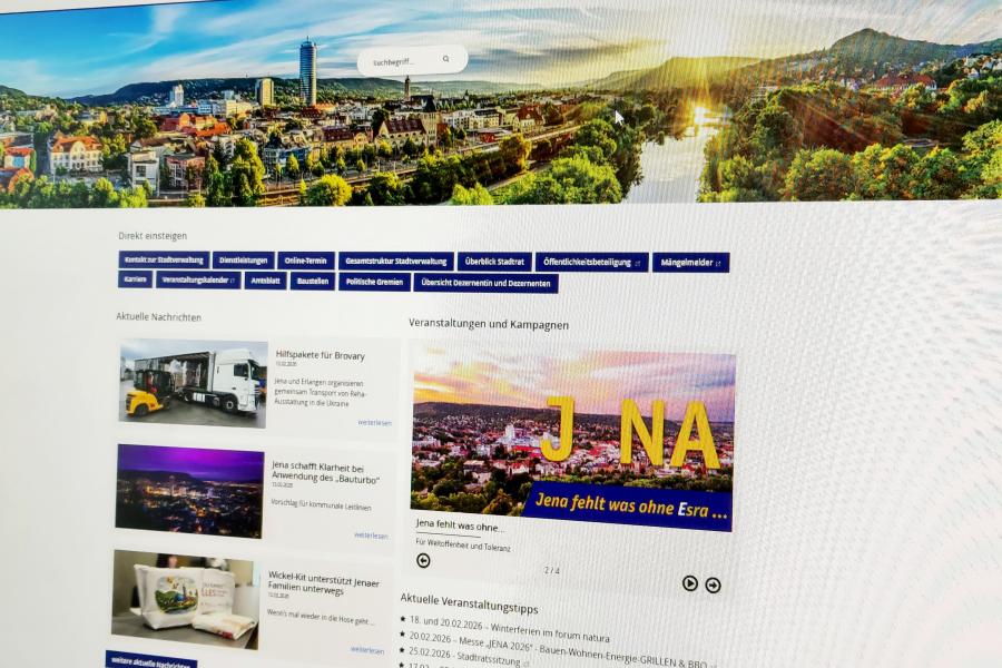 blick auf einen Computer-Bildschirm, welcher die Startseite der Webseite jena.de zeigt
