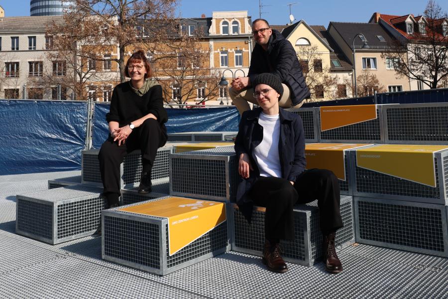 Auf der neuen Plattform am Engelplatz kurz vor der Fertigstellung: Nadine Haufe (l.) und Irene Nitz vom Projekt JenErgieReal mit Fachdienstleiter Lars Liebe.