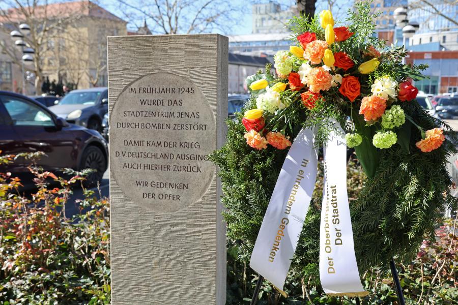 Gedenkstele und Kranz