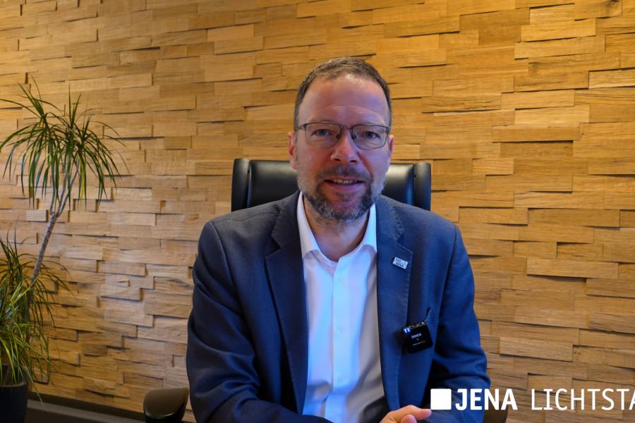 OB Thomas Nitzsche spricht in einer Kamera