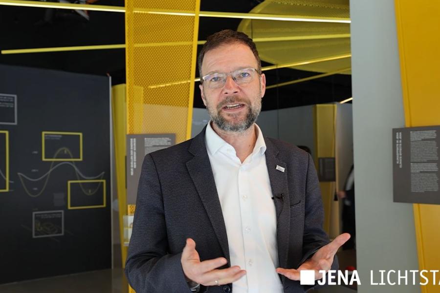 Oberbürgermeister Thomas Nitzsche steht in der Ausstellung "Energie - Was uns bewegt!