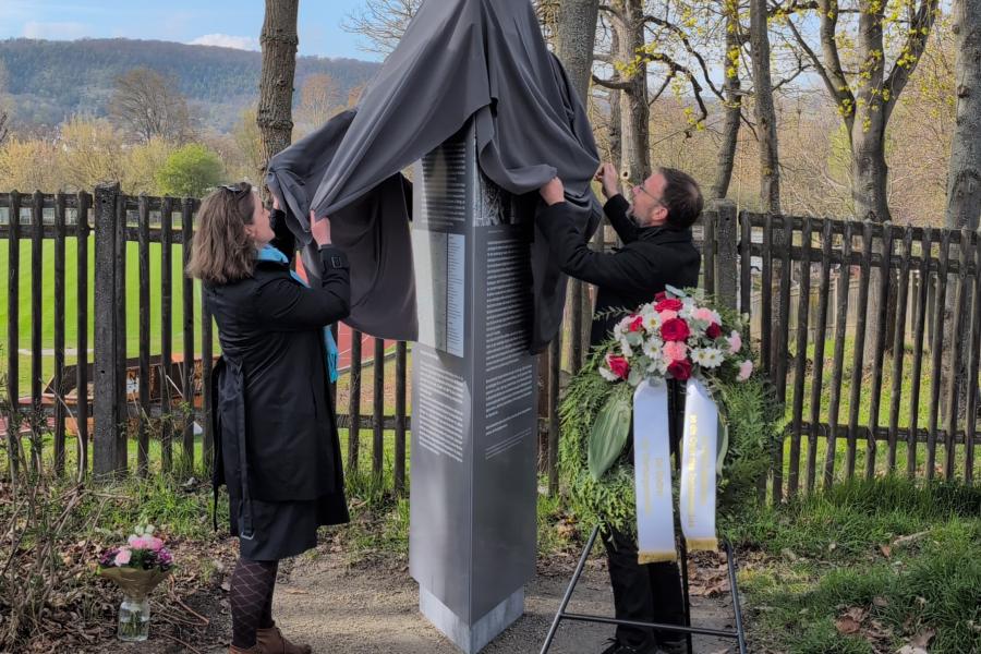 Daniela Gruber (Initiatorin der Stele) und OB Thomas Nitzsche enthüllen eine Stele ein.