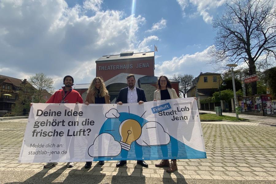 Florian Thongsap-Welsch (Schauspieler Theaterhaus Jena), Grit Sachse (Projektmanagerin StadtLab Jena), Johannes Schleußner (Kulturdezernent Stadt Jena) und Claudia Zinner (Projektleiterin Kulturbüro Jena)