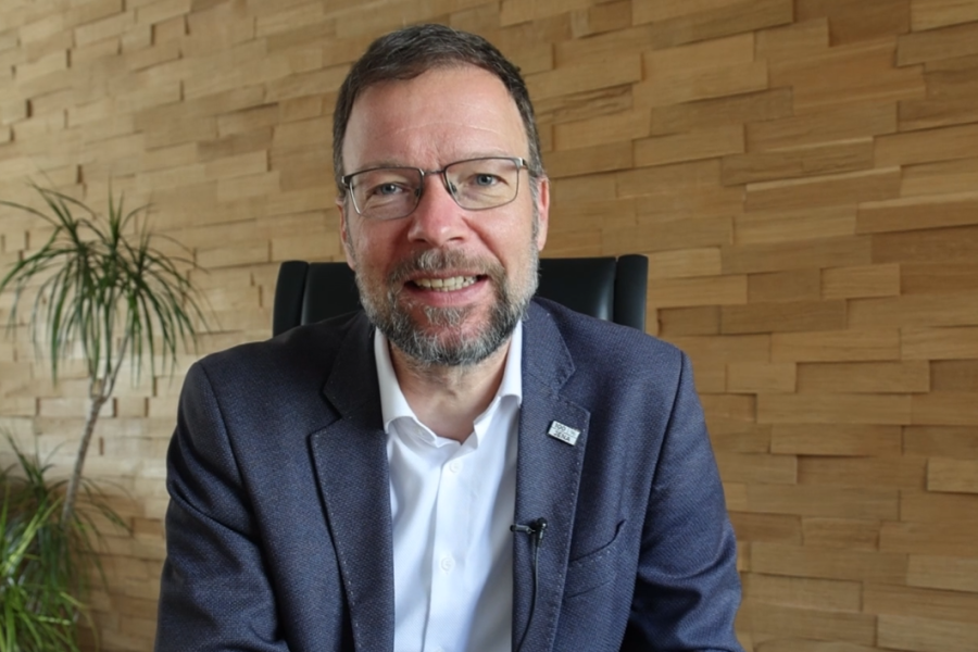 OB Thomas Nitzsche lächelt in die Kamera.