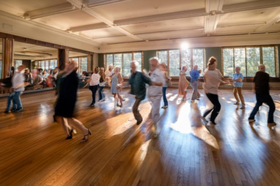Menschen tanzen in einem großen Saal