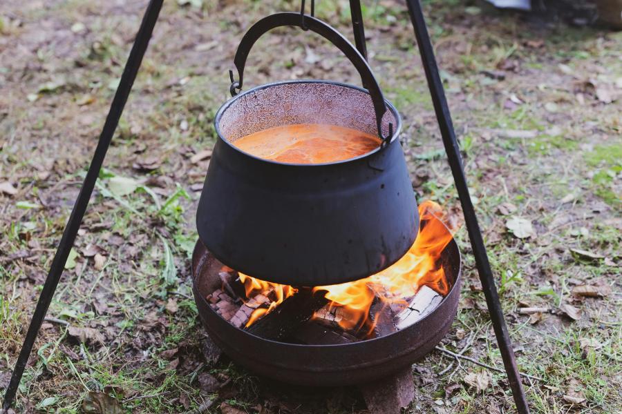 Kochen im Kessel über offenem Feuer.