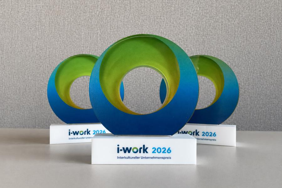 Drei Pokale des i-work Preises.