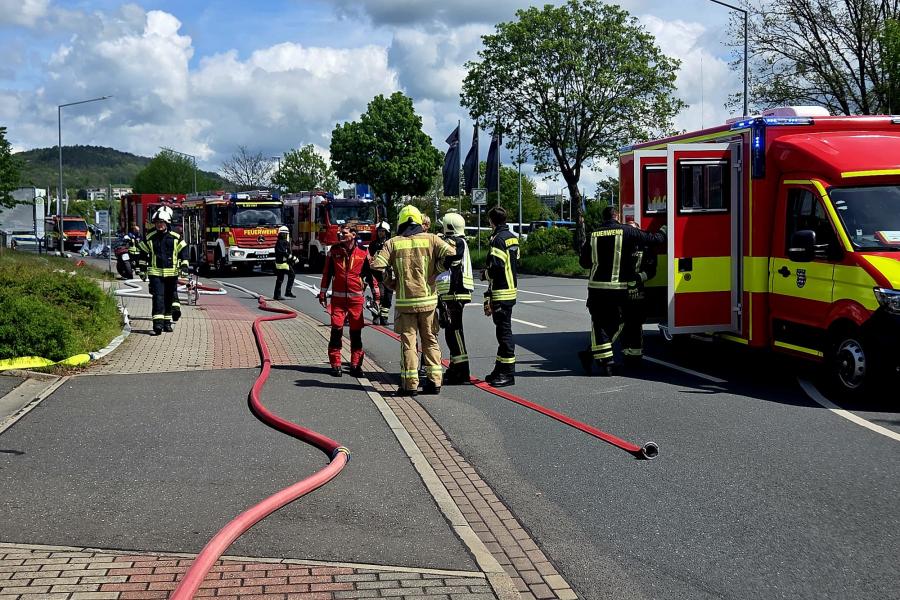 Feuerwehrmänner beim Einsatz in der Brüsseler Straße