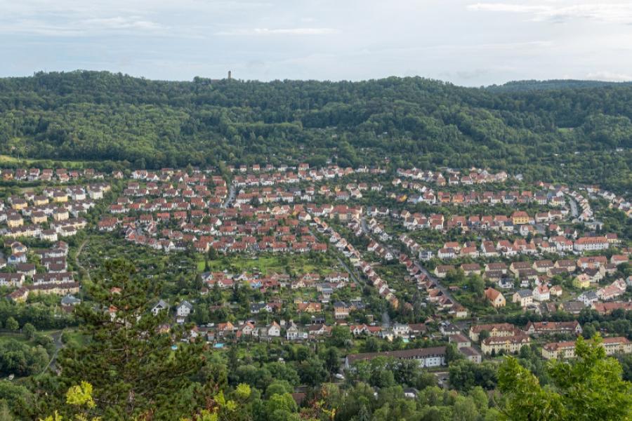 Wohnsiedlung am Schlegensberg in Jena, im Hintergrund Berge