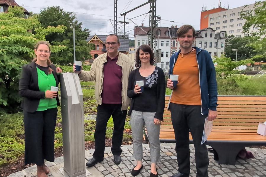 v.l.: Dezernentin Kathleen Lützkendorf , KSJ-Werkleiter Uwe Feige, Projektplanerin Elke Kalbas-Borkmann (Fachdienst Stadtplanung) und Klimaanpassungskoordinator Daniel Knopf am Trinkbrunnen "Gries".
