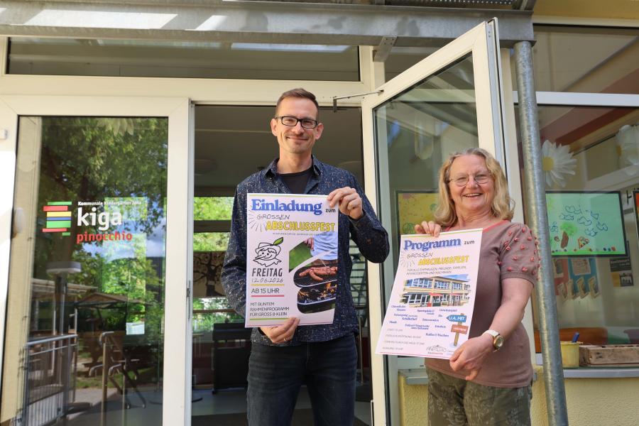 Zwei Personen halten ein Plakat