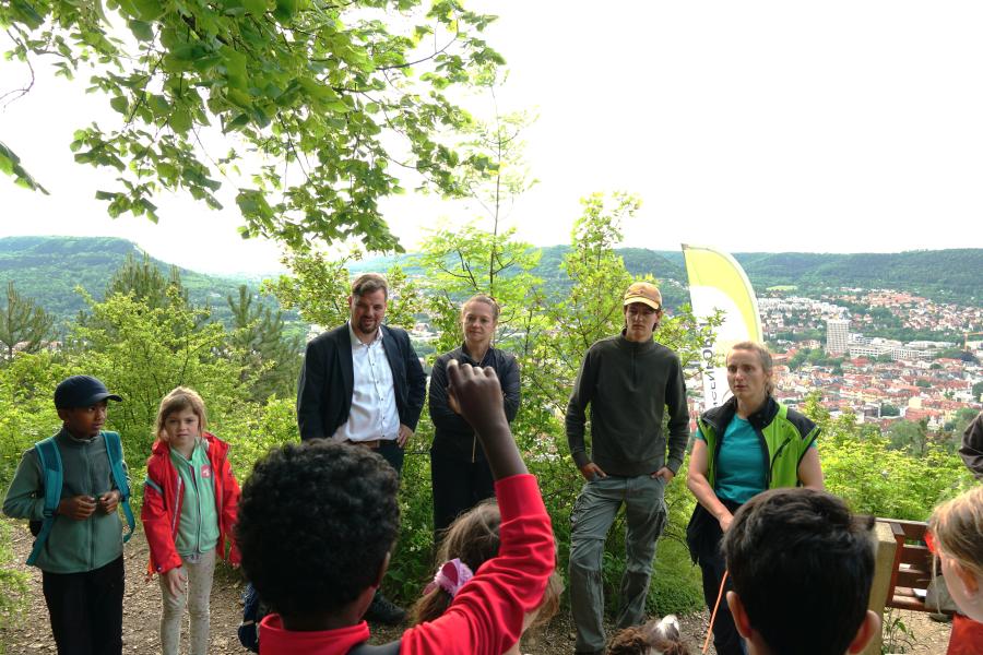 Menschengruppe im Wald