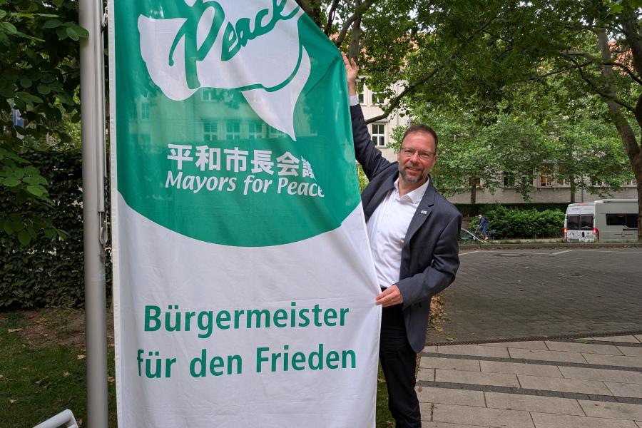 Oberbürgermeister Thomas Nitzsche mit der Mayors for Peace-Flagge