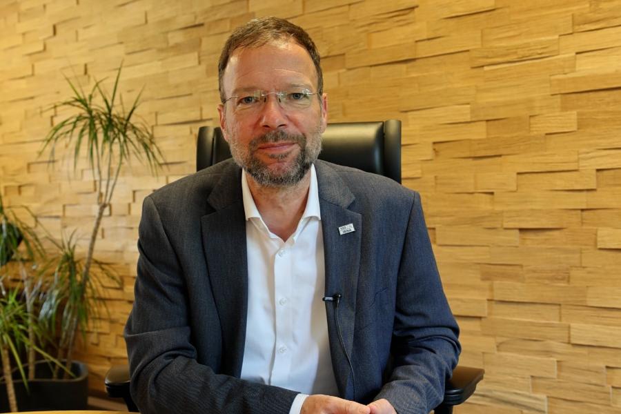 Oberbürgermeister Thomas Nitzsche  sitzt an einem Tisch in seinem Dienstzimmer
