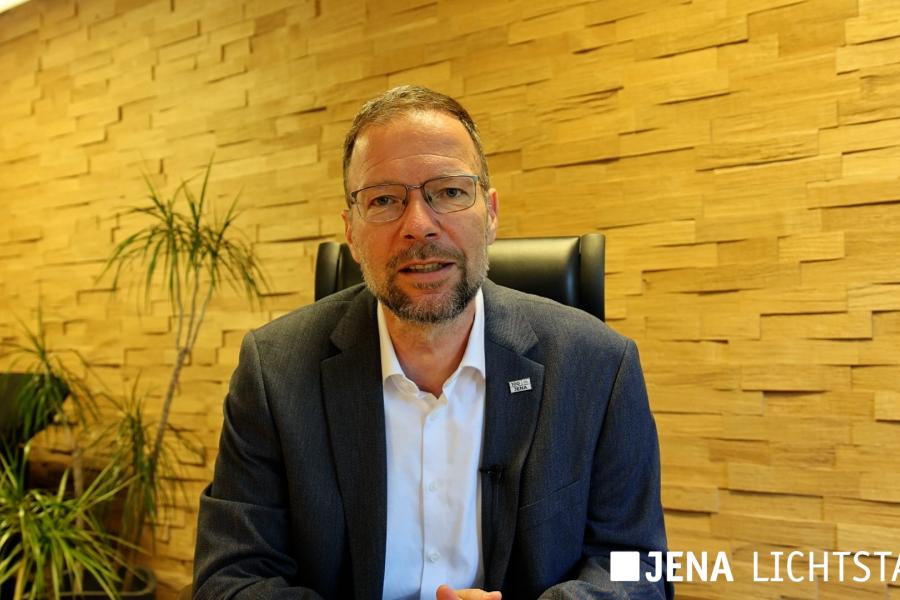 OB Thomas Nitzsche spricjht in eine Kamera