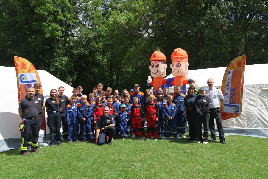 Gruppe von Erwachsenen und Kindern lächelt in die Kamera.