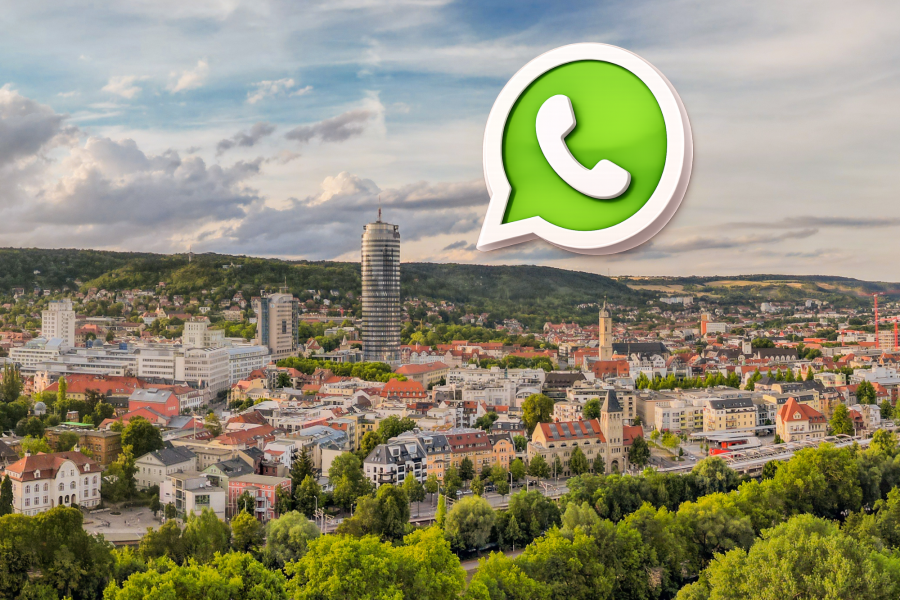 Auf einem Panoramabild der Stadt Jena ist das WhatsAppLogo zu sehen (eine Sprechblase mit Telefonhörer)