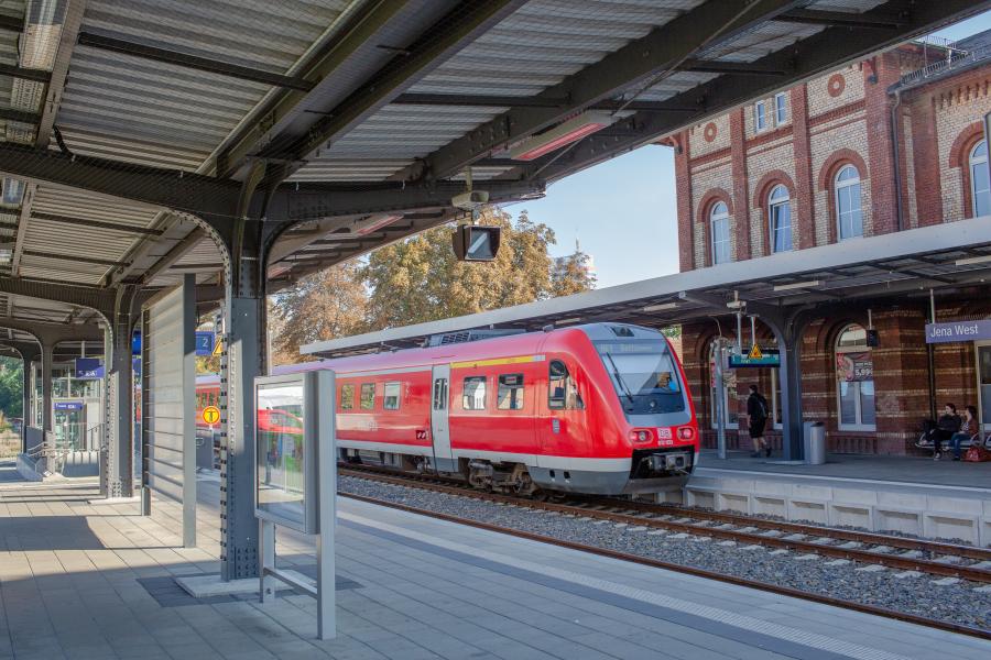 Eine Regionalbahn steht am Westbahnhof Jena.