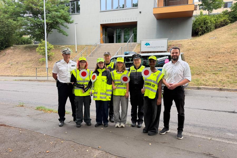 v.l.: Hauptkommissar Sascha Koglin, Schülerlotsin Mia, Schülerlotsin Pauline, Polizeihauptmeister Mario Hahn, Schülerlotsin Loreley, Polizeihauptmeisterin Aline Gloger, Schülerlotsin Blessing und Bürgermeister Benjamin Koppe 