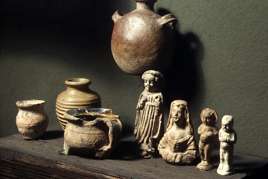 Kleingefäße und Tonfiguren aus Jena aus dem 15./16. Jahrhundert.