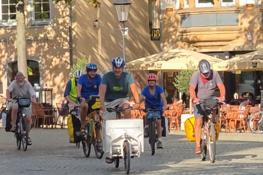 Fahrraderfahrer auf dem Markt in Jena.