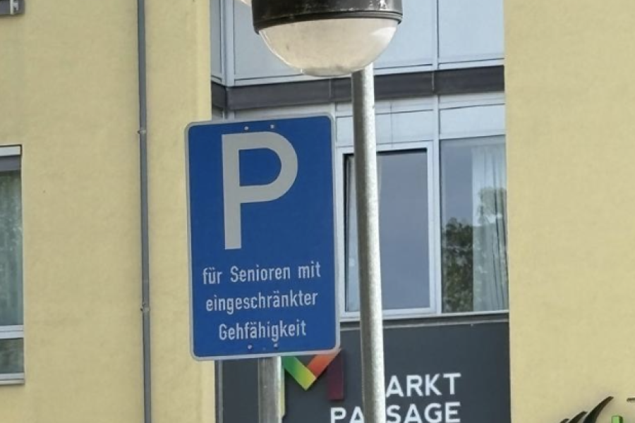 Parkplatz mit Hinweis Seniorenparkplatz