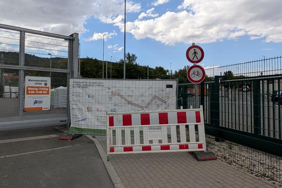 Eine absperrung vor einer Unterführung/ Tunnel.