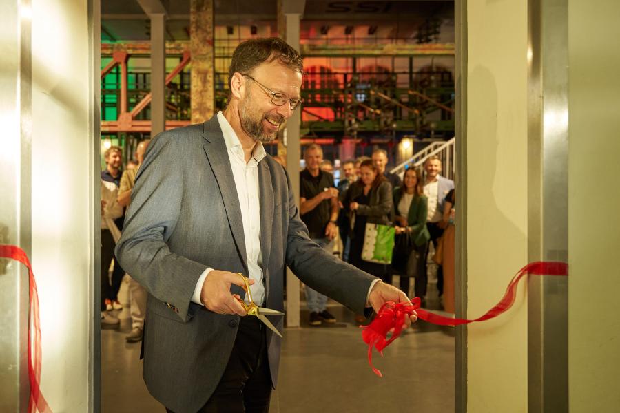 Oberbürgermeister Dr. Thomas Nitzsche eröffnet neuen Beratungsraum