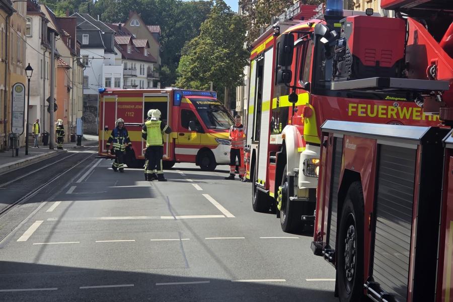 Feuerwehrautos und Rettungsfahrzeuge stehen auf einer Straße