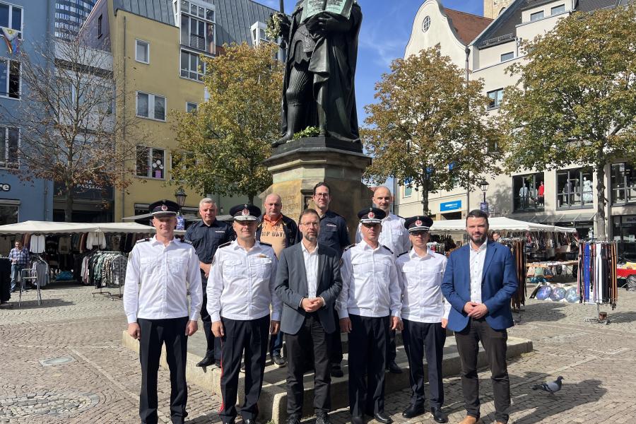 v.l.n.r.: Nils Blamberg, Roland Döpel, André Volkmann, Nick Ludwig (alle Feuerwehr Jena), Mirel Coman, Lucian Mihoc, Oberbürgermeister Dr. Thomas Nitzsche, Valentin Colesnic, Cristi Ciulavu, Bürgermeister Benajmin Koppe
