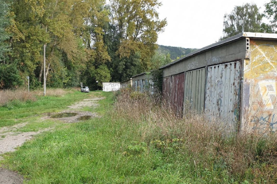 Zugewachsene Zufahrten einer alten Garagenanlage