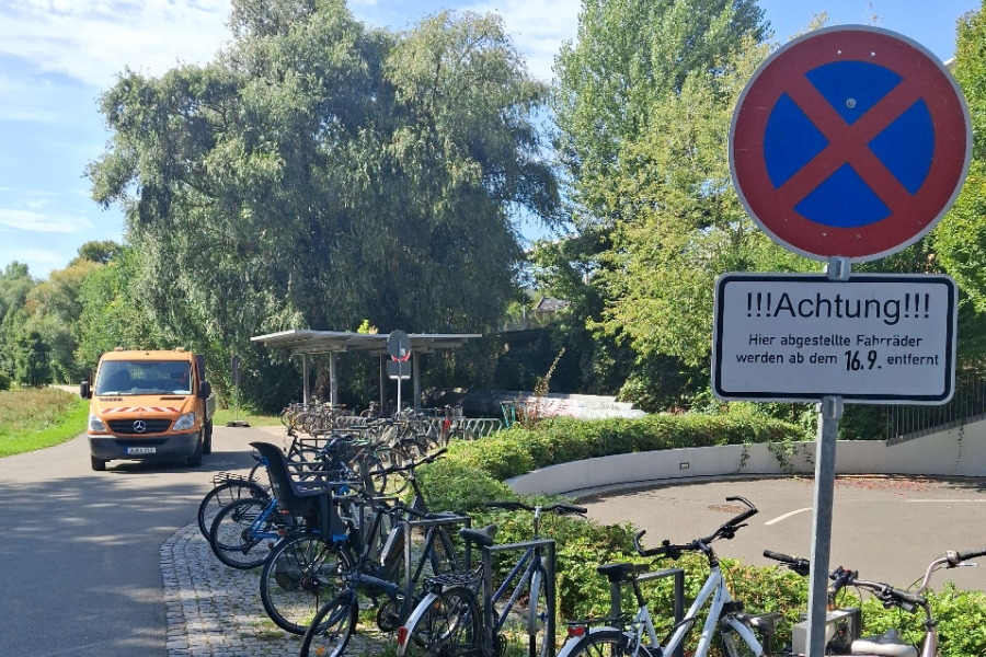 Ein Parkverbotsschild steht bei den Radständern am Paradiesbahnhof mit dem Hinweis "!!!ACHTUNG!!! Hier abgestellte Fahrräder werden ab dem 16.9. entfernt"