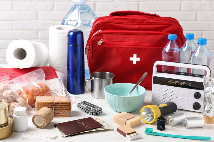 Dinge für den Notfall: u.a. Lebensmittel, Wasserflaschen, Taschenlampe, Radio, ein Erste-Hilfe-Set